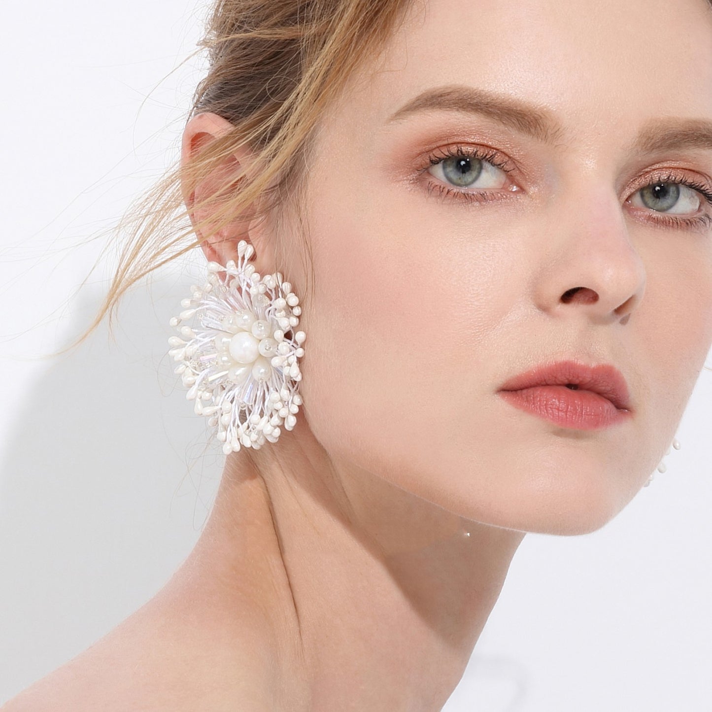 White Retro Flower Earrings